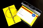 Medische sleutelhanger fel geel kaartje in waterdicht hoesje